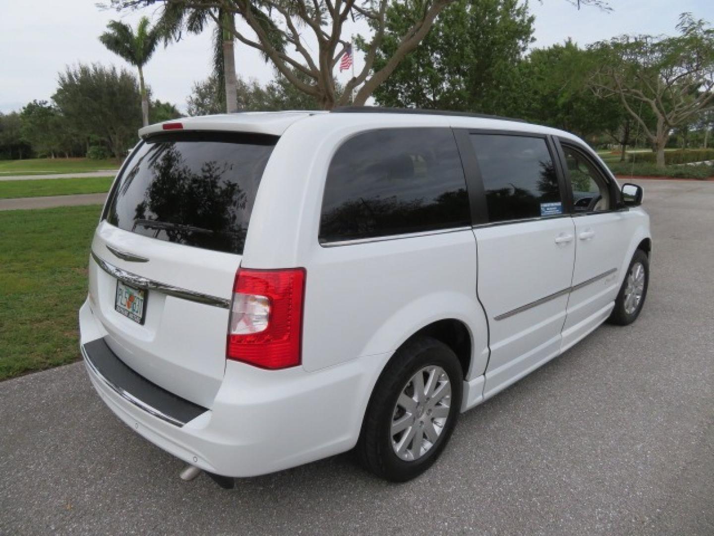 2014 White /Black Chrysler Town & Country (2C4RC1BG4ER) , located at 4301 Oak Circle #19, Boca Raton, FL, 33431, (954) 561-2499, 26.388861, -80.084038 - Photo#30